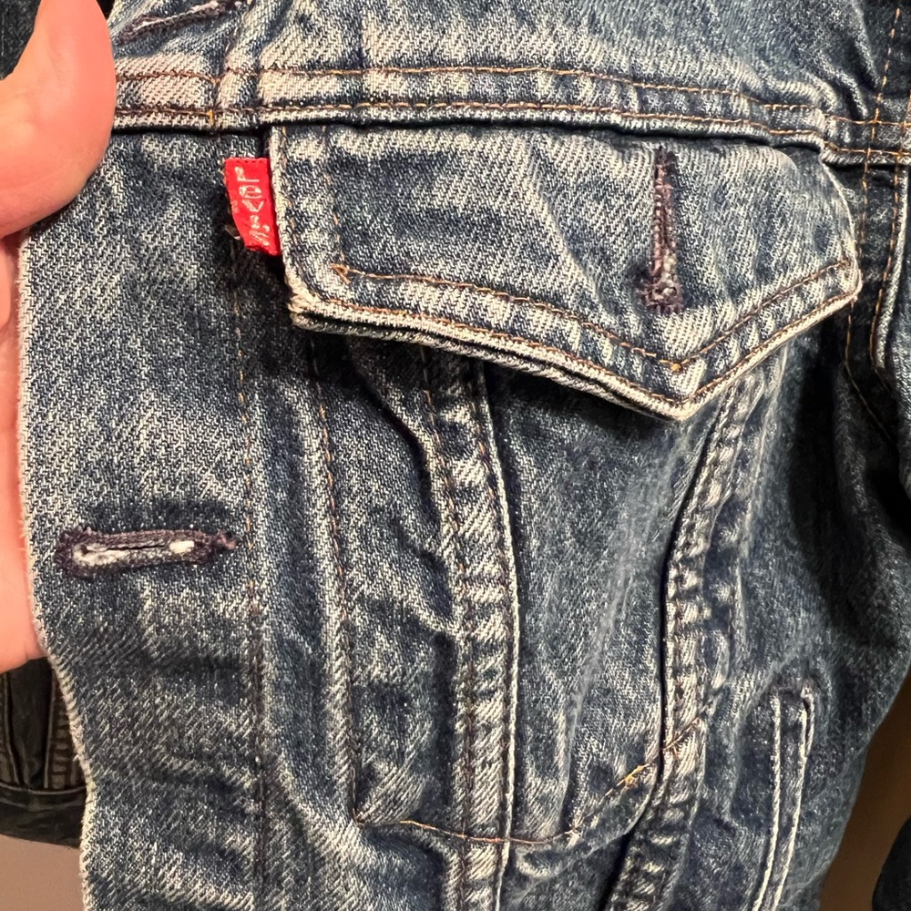 Levi’s classic jean jacket fits women’s xs-s best - Picture 3 of 7